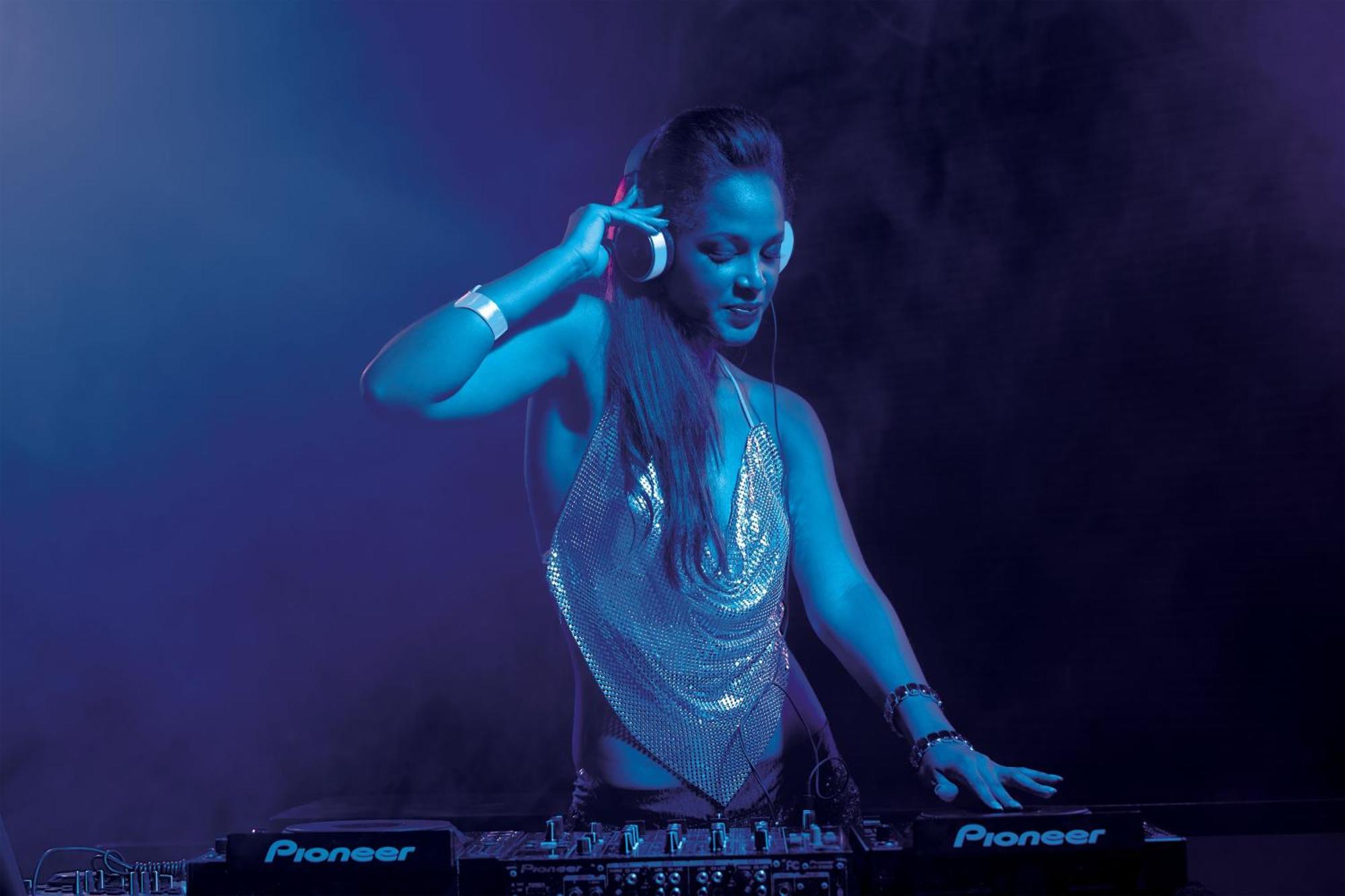 蓬塔卡纳布里斯莱斯Spa度假酒店 - 仅限成人 外观 照片 DJ performing at a nightclub