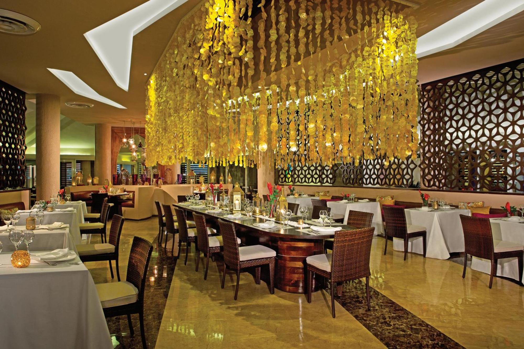 蓬塔卡纳布里斯莱斯Spa度假酒店 - 仅限成人 外观 照片 The restaurant at the Taj Mahal Palace