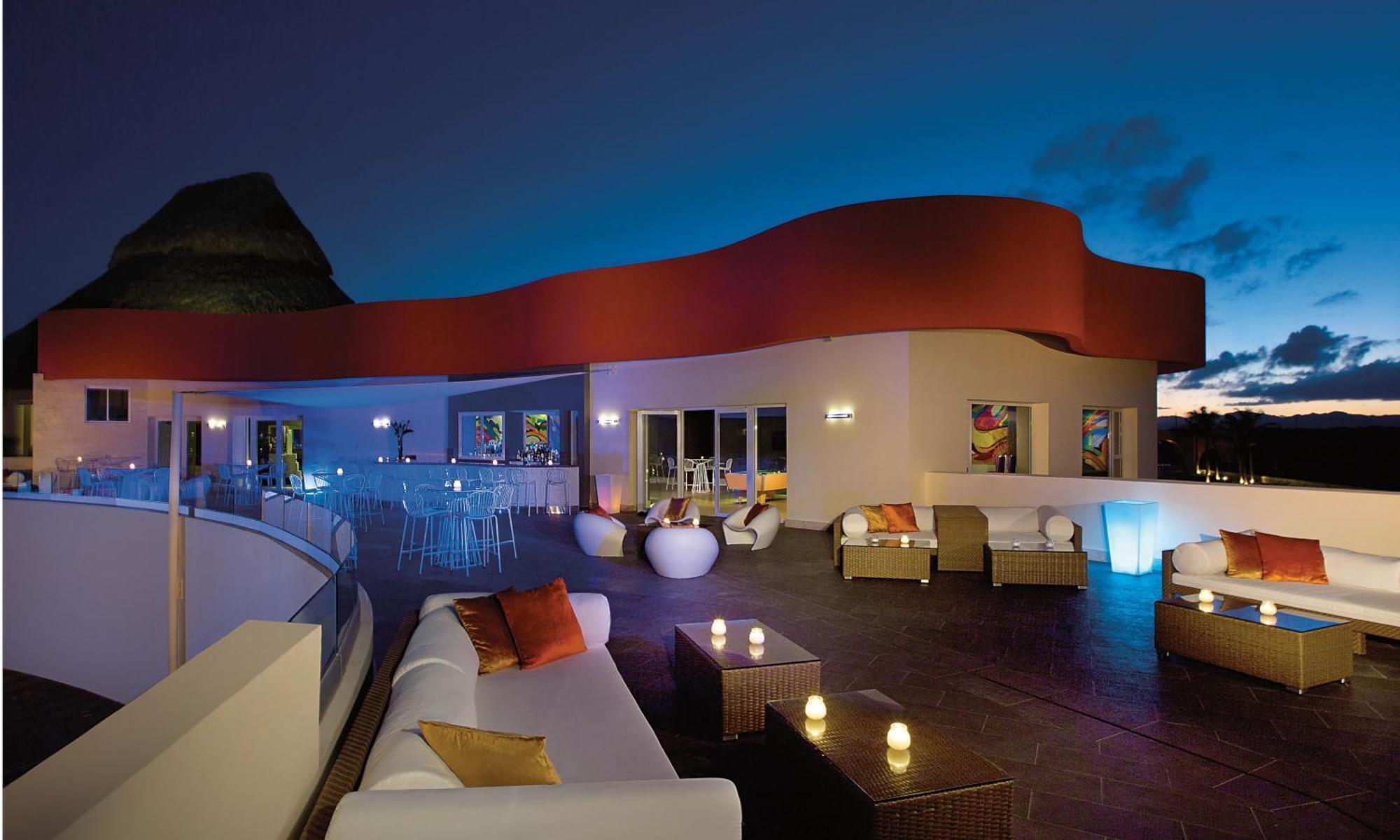 蓬塔卡纳布里斯莱斯Spa度假酒店 - 仅限成人 外观 照片 Rooftop bar at the Hard Rock Hotel