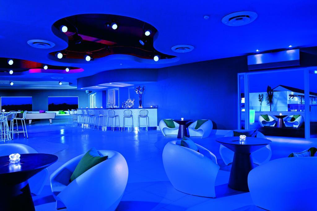 蓬塔卡纳布里斯莱斯Spa度假酒店 - 仅限成人 外观 照片 The Blue Bar